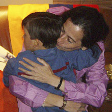 Ex-refém das Farc Clara Rojas abraça filho Emmanuel após 3 anos de separação