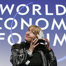 A atriz britânica Emma Thompson segura o Prêmio Cristal durante o Fórum de Davos