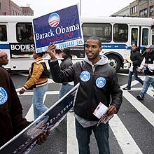 CHA31 NUEVA YORK (ESTADOS UNIDOS), 05.02.08.- Un hombre hace campaa por Barack Obama en el cruce de 125th Street y Lenox Avenue en Harlem, Nueva York, Estados Unidos, hoy martes 5 de febrero, conocido como "super martes" en el que se elige a los candidatos a la presidencia del pas en 22 estados. EFE/Michael Nagle