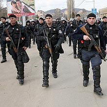Soldados policiam uma manifestao de srvios contra a independncia, em Kosovo