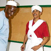 NBI003.WAJIR (KENIA).25/2/2008.- Fotografa distribuida hoy lunes 25 de febrero de 2008 que muestra al senador y aspirante demcrata a candidato presidencial Barack Obama (d), quien recibe el traje tradicional somal de Sheikh Mahmed Hassan en Wajir, Kenia el 27 de agosto de 2008. Obama recibi un camello de regalo en seal de aprecio pero opt por donarlo a la poblacin local tras una visita a las viviendas de la zona que sufri una grave sequia a principio de este ao.EFE/IBRAHIM ELMI