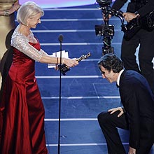 Daniel Day-Lewis recebe o Oscar de melhor ator por atuação no filme "Sangue Negro"
