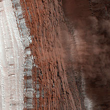 Imagem colorida pela Nasa mostra avalanche de p e gelo no plo norte do planeta Marte