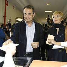 Spanish Prime Minister Jose Luis Rodriguez Zapatero and his wife Sonsoles Espinosa (R) cast their ballots in Spain's general elections at a Madrid polling station March 9, 2008. REUTERS/Sergio Perez (SPAIN) 