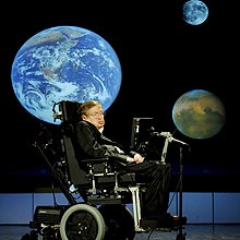 Stephen Hawking durante a conferncia "Por que devemos viajar ao espao", nos EUA