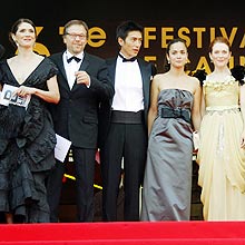 Fernando Meirelles posa com mulher e atores do longa-metragem; confira galeria de fotos