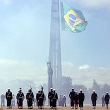 BRASILIA (DF), 31 DE JUNHO DE 2008 - VICE-PRESIDENTE JOSE ALENCAR NO EXERCICIO DA PRESIDENCIA - Vice- Pres. Jose Alencar, no exercicio da presidencia da republica, participa da cerimonia de troca da bandeira nacional na praca dos tres poderes, em Brasilia. A cerimonia ficou sob a resposabilidade da Marinha do Brasil. Brasilia, 01/06/08 (Foto: Sergio Lima / Folha Imagem)