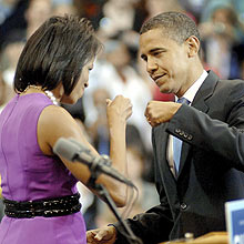 Barack Obama comemora com a mulher, Michelle, a conquista da nomeação 