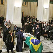 O corpo da ex-primeira-dama Ruth Cardoso está sendo velado na Sala São Paulo