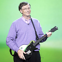 Bill Gates, fundador da Microsoft, joga game "Guitar Hero" no Xbox 360, em Las Vegas