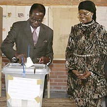 Ditador Robert Mugabe deposita seu voto na eleição em que é o único candidato