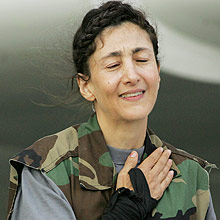 A ex-refm das Farc Ingrid Betancourt gesticula na base militar em Bogot