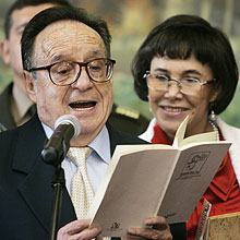 Mexican actor Roberto Gomez Bolanos (C) reads a poem, accompanied by his wife Florinda Meza (L), after being honoured for his career by the Congress in Lima July 4, 2008. REUTERS/Pilar Olivares (PERU)