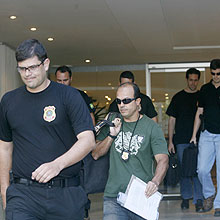 Policiais federais deixam o predio onde funciona a empresa MMX, na zona sul do Rio