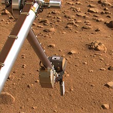 Para analisar solo de Marte, Phoenix utiliza um brao robtico e uma espcie de p