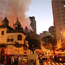 Incndio atingiu e destruiu o teatro Cultura Artstica, em So Paulo, neste domingo