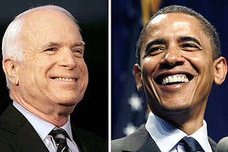 Texto: Presumptive U.S. presidential nominees Senator John McCain (R-AZ) and Senator Barack Obama (D-IL) are shown in this combination of file photographs from campaign stops from July 18, 2008 in Warren Michigan (McCain) and August 4, 2008 (Obama) in Lansing, Michigan. In interviews with Entertainment Weekly magazine posted on its website on August 7, 2008, the candidates named their favorite pop culture icons, including superheroes, with McCain favoring Batman and Obama choosing and Spider-Man and Batman. REUTERS/Rebecca Cook/Files (UNITED STATES) US PRESIDENTIAL ELECTION CAMPAIGN 2008 (USA)