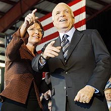 John McCain ao lado de sua vice, Sarah Palin; propostas de senador foram criticadas