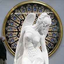 "Anatomy of an Angel", de Damien Hirst, cujo leilo de obras arrecadou R$ 306 milhes