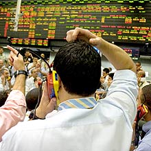 Investidor deve evitar a Bolsa de Valores; ouça entrevista com economista