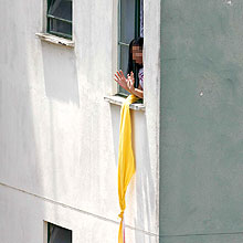 Garota mantida refém usa corda feita com lençóis para pegar alimentos na Grande SP