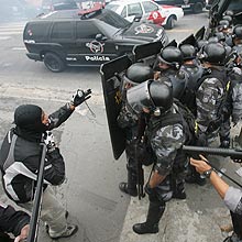 Confronto entre policiais civis e militares durante passeata em So Paulo