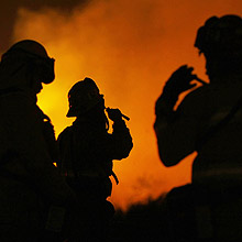 Bombeiros combatem fogo em Brea; ventos e umidade baixa ameaçam Los Angeles