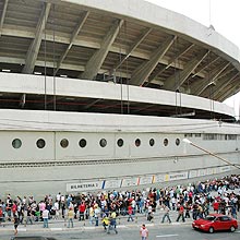Fãs fazem fila em frente ao estádio do Morumbi para ver o show de Madonna