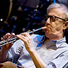 O diretor de cinema Woody Allen passou a virada do ano em apresentao com sua banda de jazz