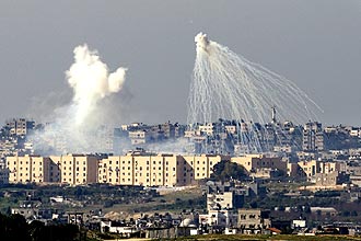 Ataque israelense acontece na faixa de Gaza neste sábado; tanques de Israel também avançaram na região palestina hoje