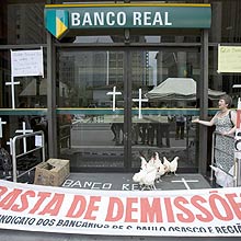 Protesto ocorreu em So Paulo, regio com a maioria das 400 dispensas pelo Santander