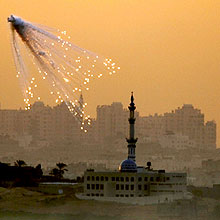Bomba lanada por Israel explode sobre mesquita; suspeita de uso de fsforo branco