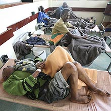 Pacientes de cólera recebem tratamento em clínica de Harare 