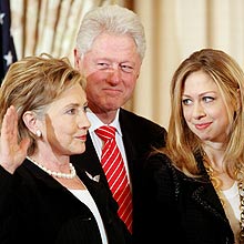 O ex-presidente dos EUA Bill Clinton, sua mulher e atual secretria de Estado, Hillary Clinton, e a filha, Chelsea Clinton