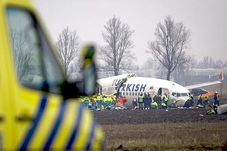 Bombeiros retiram sobreviventes do avião; autoridades afirmam que entre os mortos estão funcionários da companhia aérea