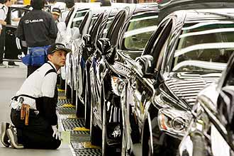 Funcionrio trabalha na linha de montagem da marca Lexus, da Toyota, no Japo