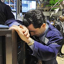 Corretor na Bolsa de Valores de Nova York: mercado acionrio teve perdas trilionrias com a crise financeira global