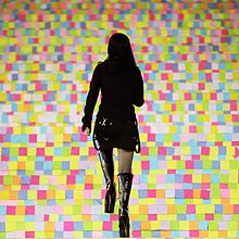 Garota caminha em feira de tecnologia na Alemanha; estudo aponta que imagem provocante na web aumenta risco