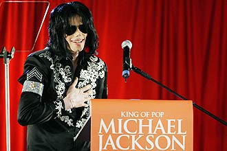 Peça do figurino que o cantor Michael Jackson usará na nova turnê em Londres será incrustada por 300 mil cristais Swarovski