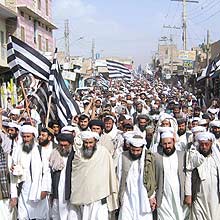 Seguidores do partido islamita Jamiat Ulema-e-Islam protestam no Paquistão contra as ações dos EUA no Afeganistão