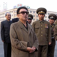 Kim Jong-il durante visita --não datada-- a teatro que reabria após obra em Pyongyang