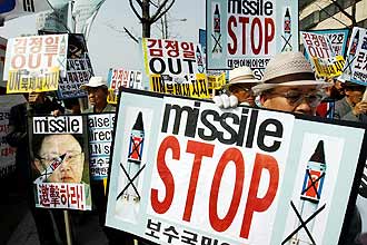 Sul-coreanos protestam contra lançamento de foguete norte-coreano próximo a embaixada americana na cidade de Seul