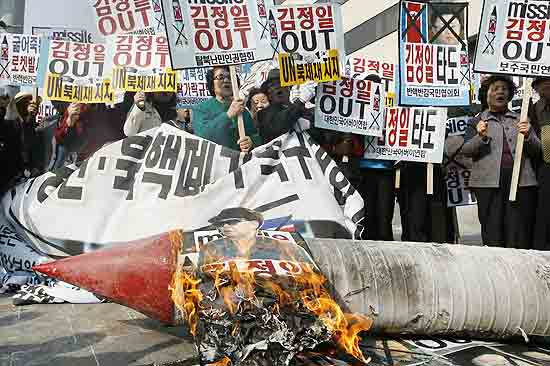 Multidão sai às ruas de Seul (Coreia do Sul) para protestar contra o lançamento de foguete da Coreia do Norte