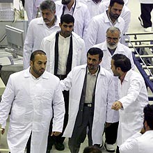 Presidente do Ir, Mahmoud Ahmadinejad, em usina nuclear; relatrio da ONU atesta programa pacfico