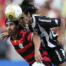 Josiel disputa bola quando ainda defendia o Flamengo, em 2009