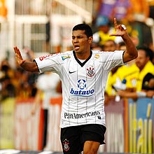 Lateral-esquerdo André Santos festeja o gol de empate do Corinthians contra o Santos