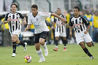 Atacante Ronaldo tenta avançar na final do Campeonato Paulista; atacante passou em branco no segundo jogo contra o Santos
