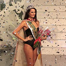 A nova miss Brasil posa para os fotgrafos durante a tradicional chuva de papel picado
