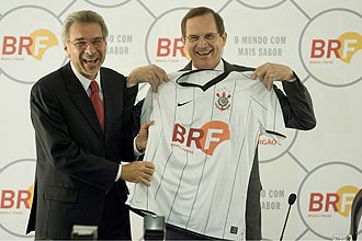 O presidente da Perdigo, Nildemar Secches (esq.), e Luiz Fernando Furlan mostram a nova marca, que pode ser estampada na camisa do Corinthians, hoje patrocinado pela Perdigo