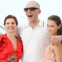 Vincent Cassel com as atrizes Debora Bloch (esq.) e Laura Neiva no Festival de Cannes 